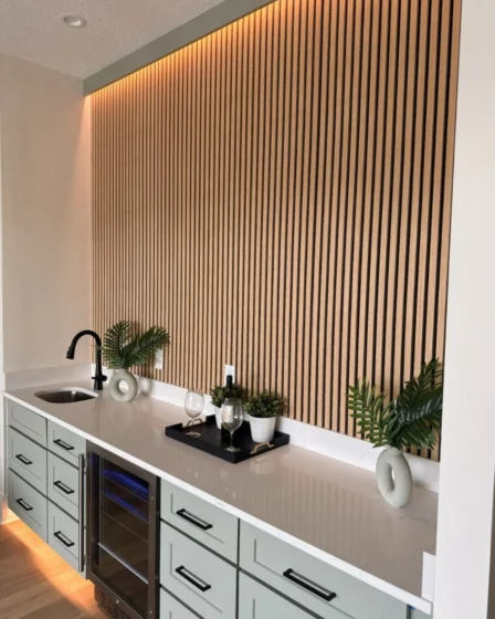 Stunning accent wall featuring our Boston Oak slat&hellip;